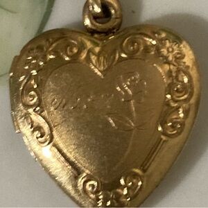 VINTAGE GOLD PLAYED HEART CHARM THAT OPENS.